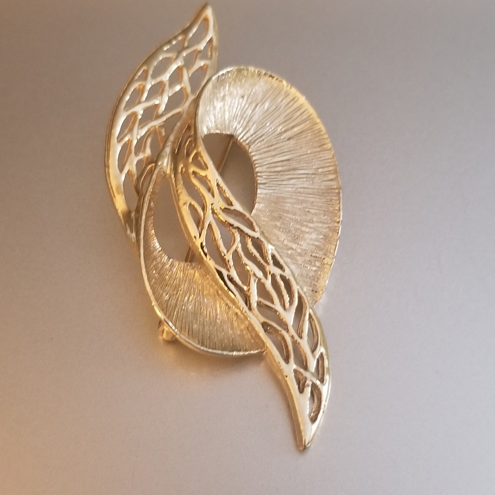 Vintage Signed Celebrity NY Gold Ribbon Swirl Openwork Filigree Brooch - Picture 2 of 3